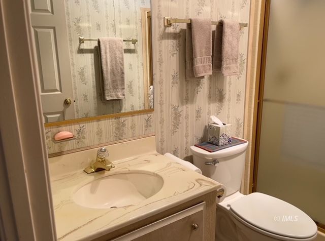 2263 Darby Avenue Bishop, CA 93514 - Photo 16 of 23 a bathroom with a sink toilet and shower