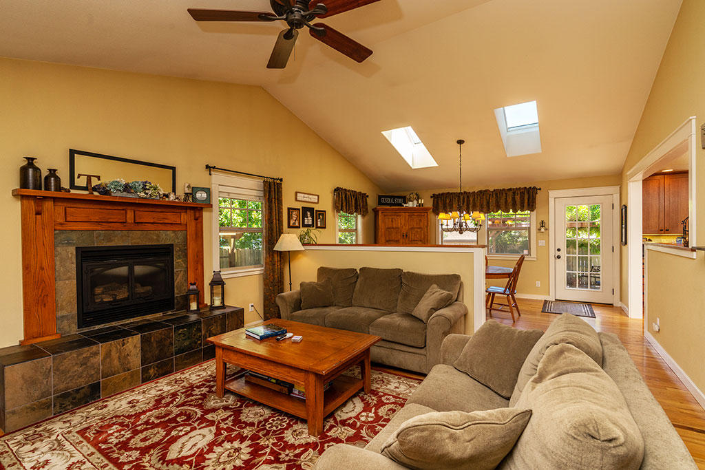 161 Grayland Heights Road Rio Dell, CA 95562 - Photo 7 of 94 08