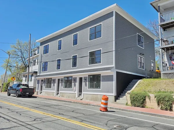 $2,700 | 1965-1967 Smith Street, Unit 2R, North Providence, RI 02911