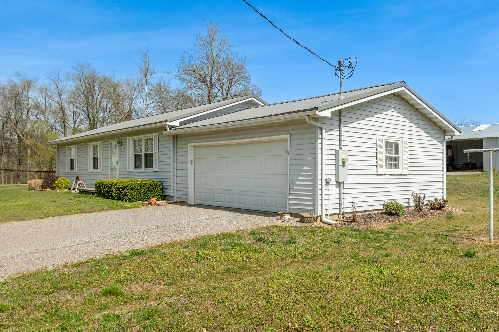 306 White Street Creal Springs, IL 62922 - Photo 5 of 36 a front view of a house with garden