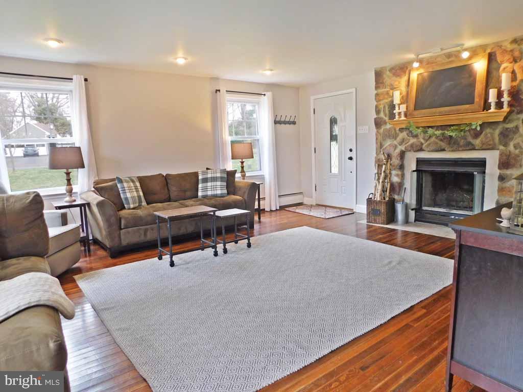 159 Crest Road Newtown, PA 18940 - Photo 4 of 36