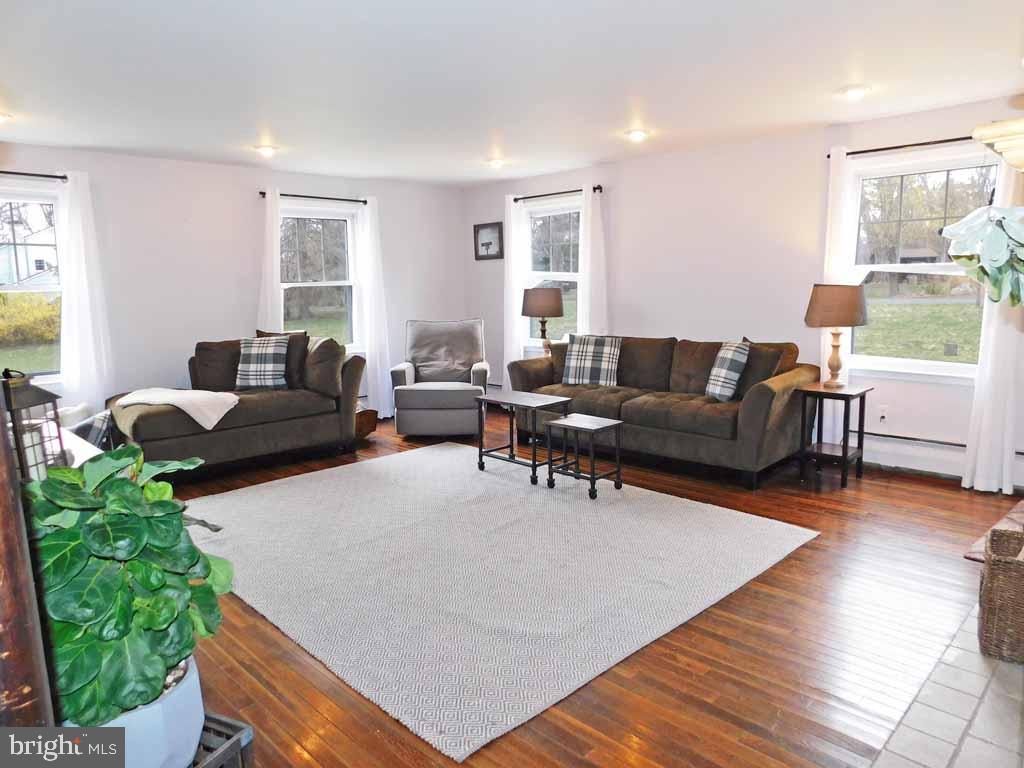 159 Crest Road Newtown, PA 18940 - Photo 5 of 36
