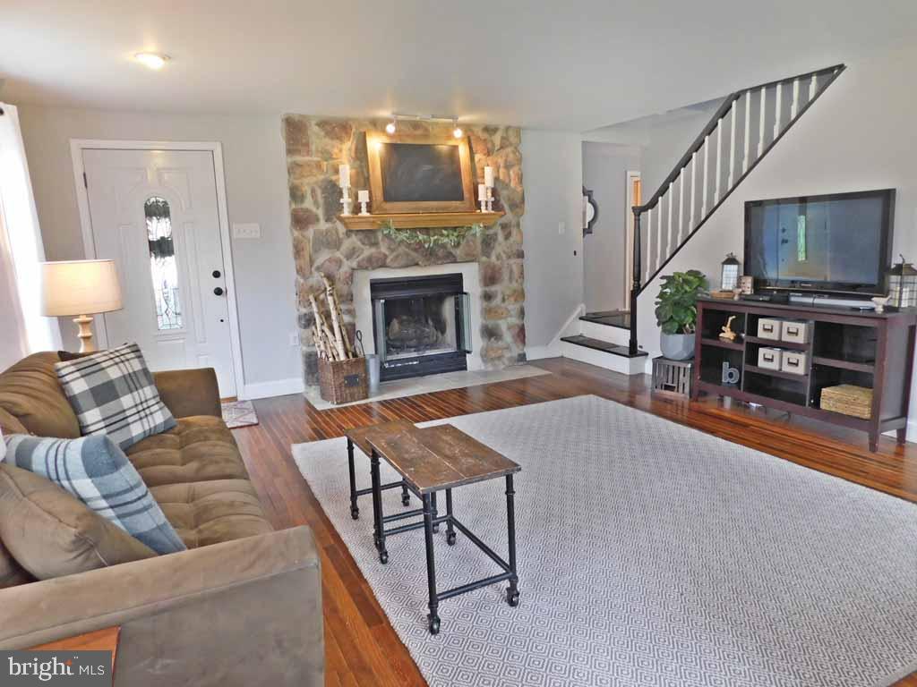 159 Crest Road Newtown, PA 18940 - Photo 6 of 36