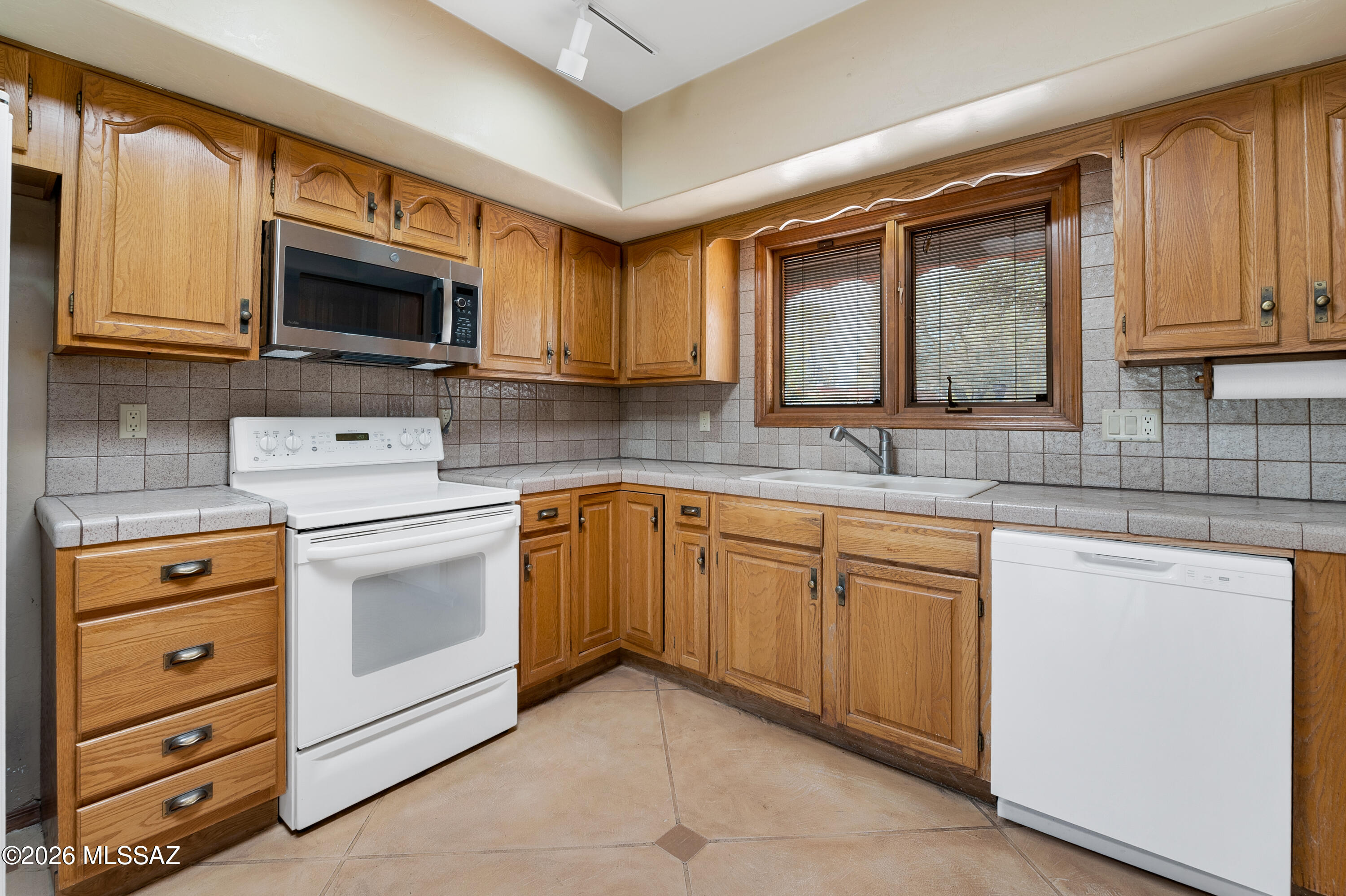 3990 North Ridgecrest Drive Tucson, AZ 85750 - Photo 13 of 42 Kitchen