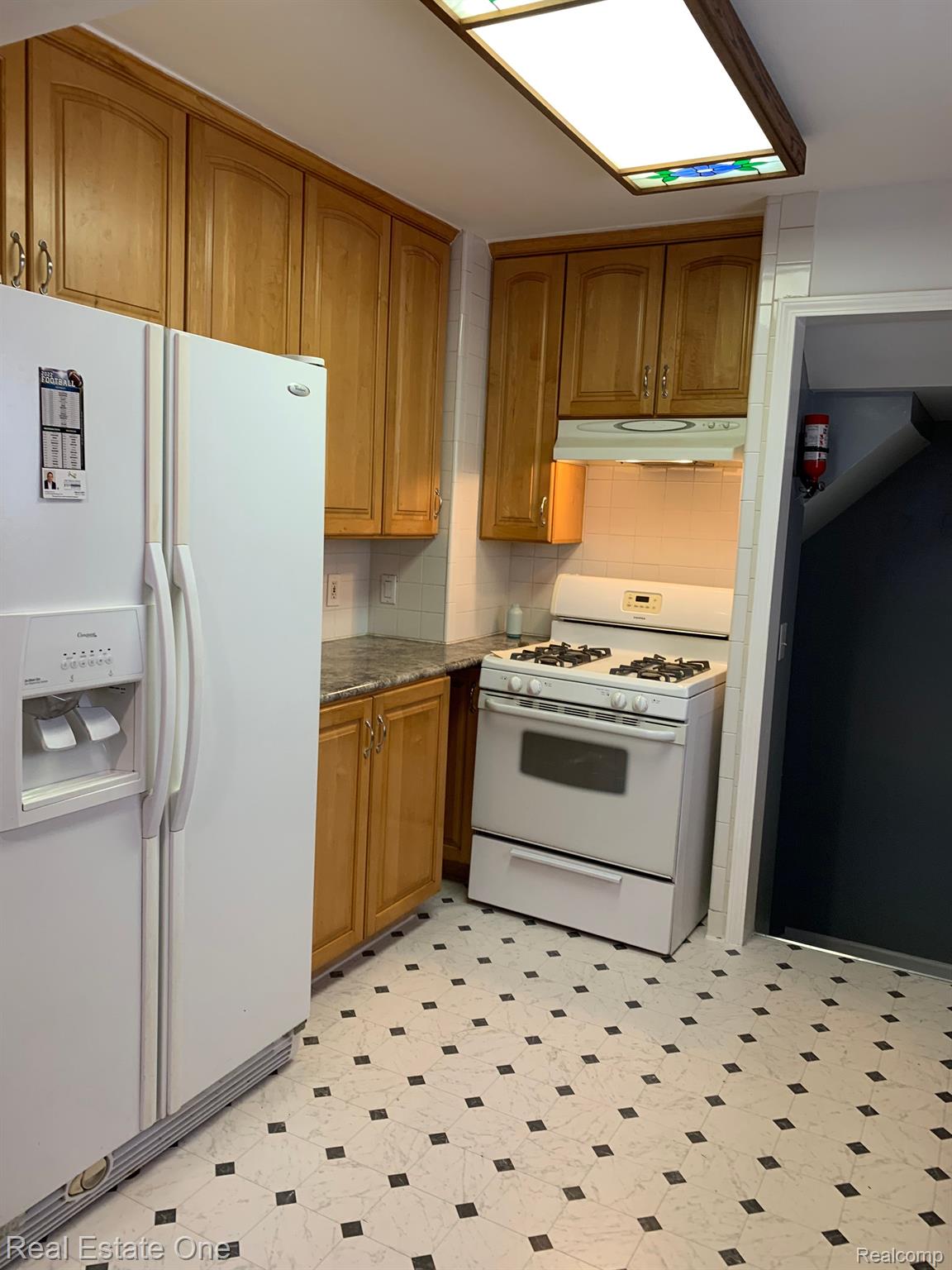 Kitchen appliances stay.
