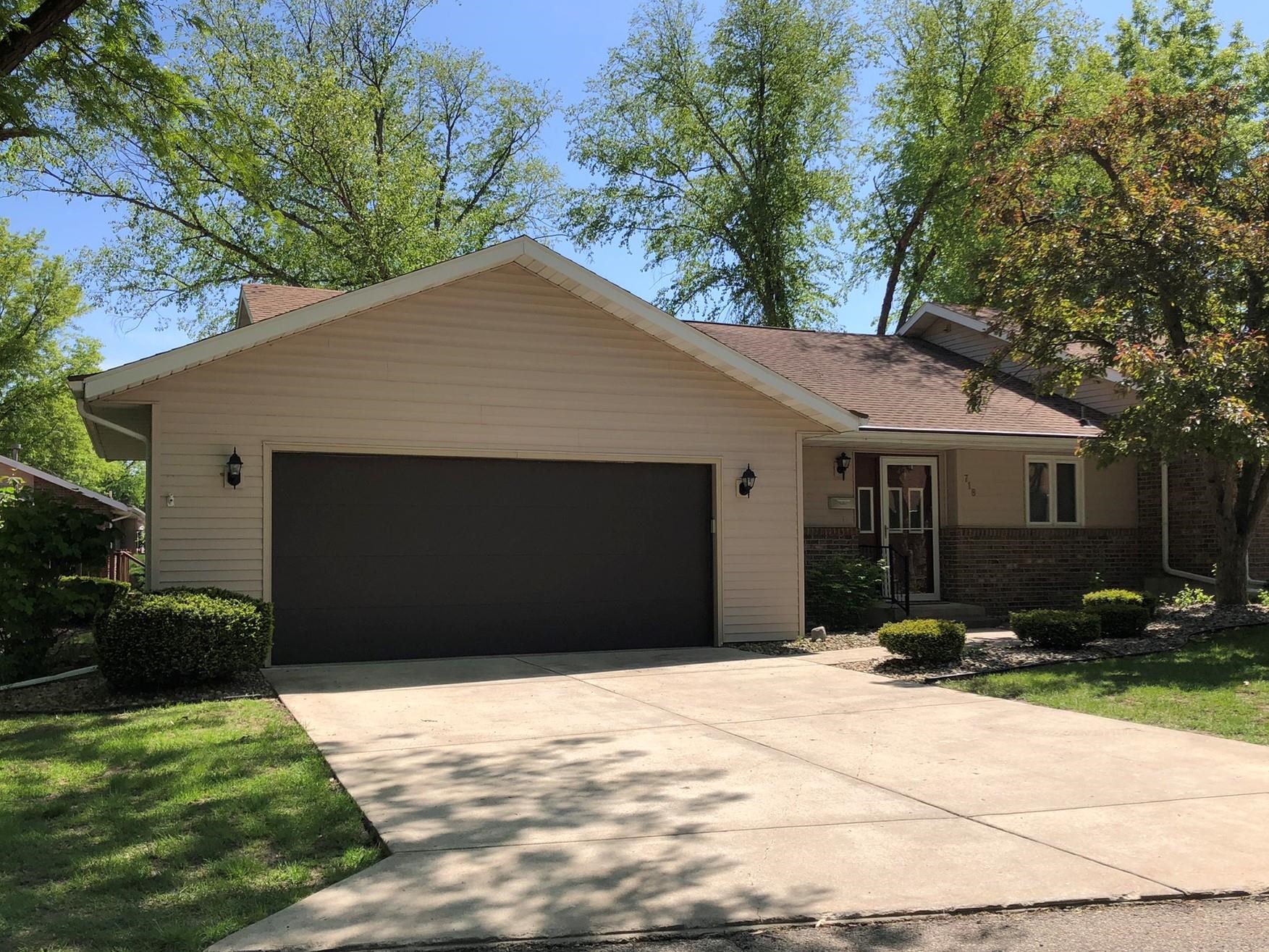 718 Quail Ridge Drive Freeport, IL 61032 - Photo 2 of 39 Gallery Image 2