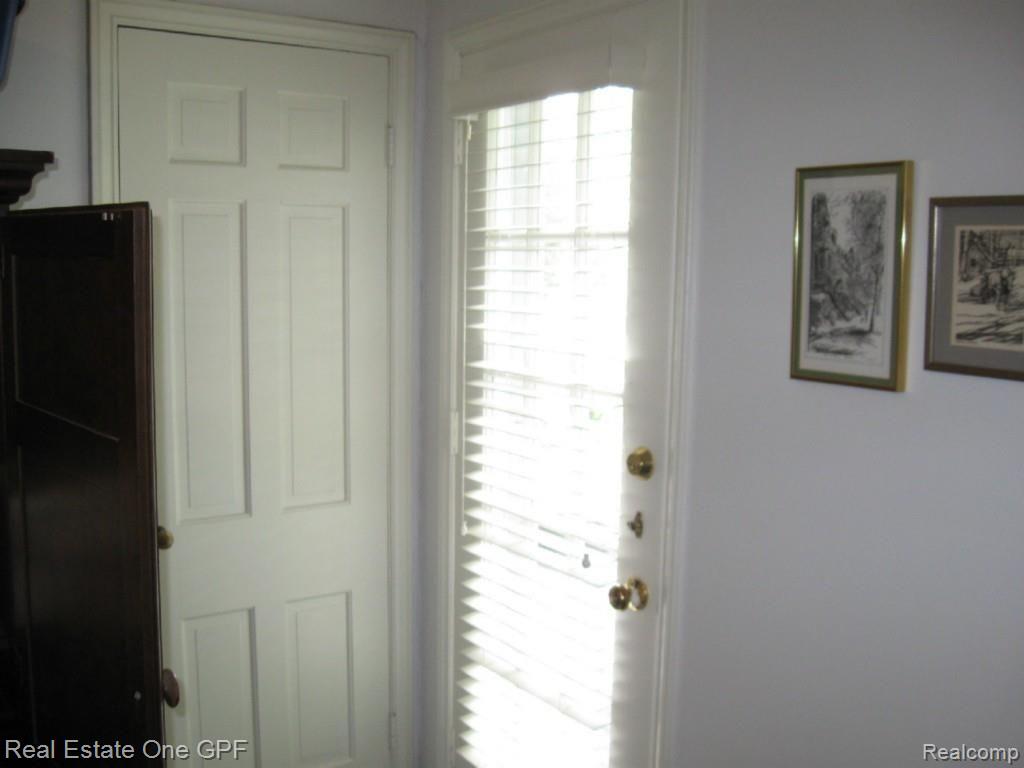 276 Fisher Road Grosse Pointe, MI 48230 - Photo 14 of 23 14 IMG_1916.jpg