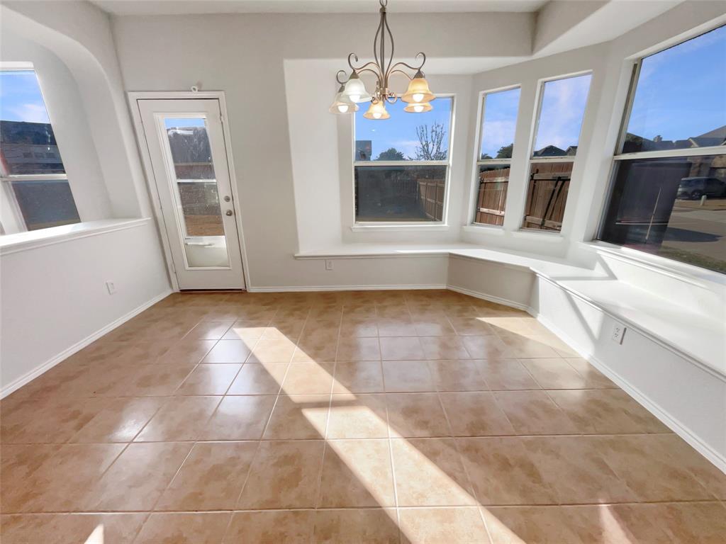 754 Ruby Court Burleson, TX 76028 - Photo 11 of 23