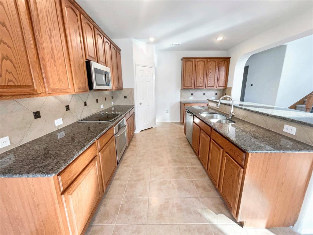 754 Ruby Court Burleson, TX 76028 - Photo 2 of 23