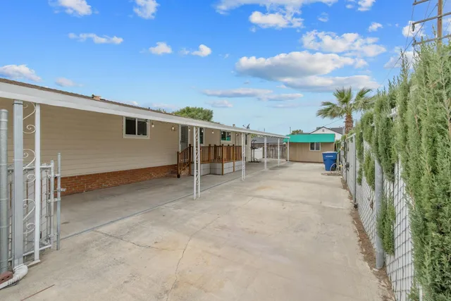 a view of a backyard