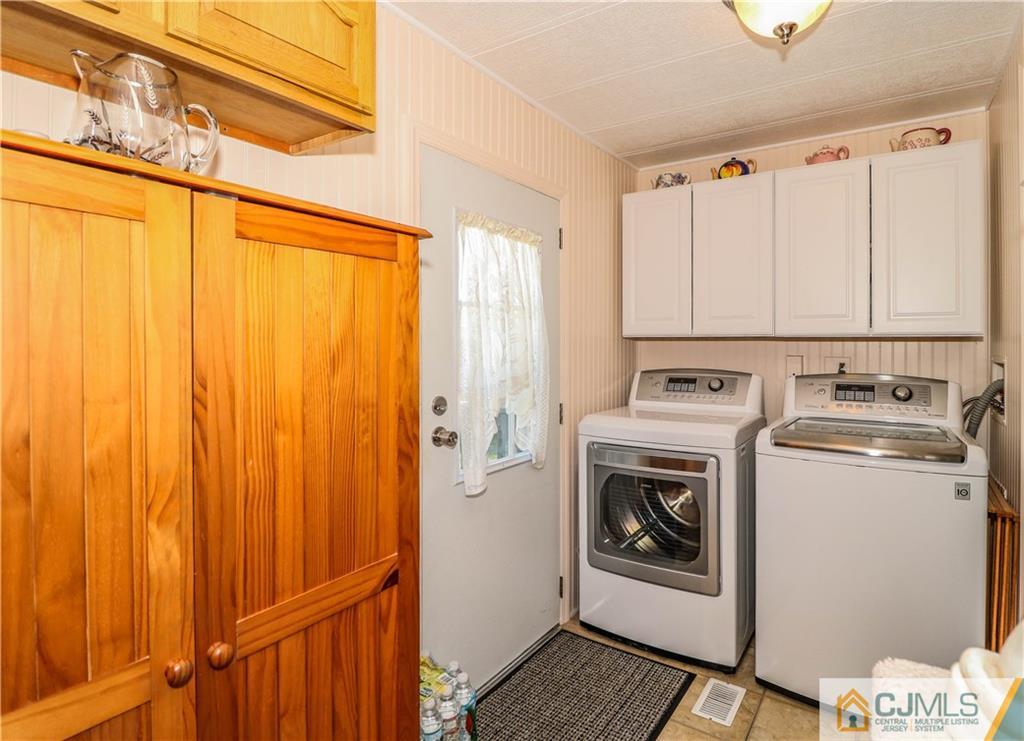 9 Morley Road, Unit 9 North Brunswick, NJ 08902 - Photo 9 of 19 a utility room with dryer and washer