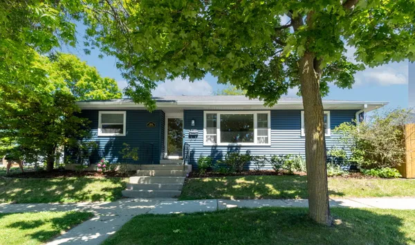 $384,900 | 4554 South Vermont Avenue, St. Francis, WI 53235