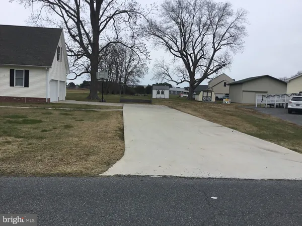 a view of a yard with a house