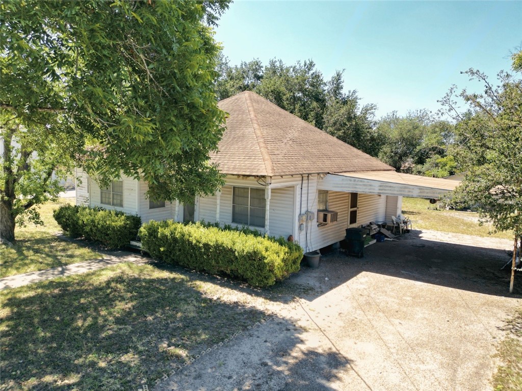 712 East 2nd Street Alice, TX 78332 - Photo 1 of 25 a front view of a house with a yard and garage