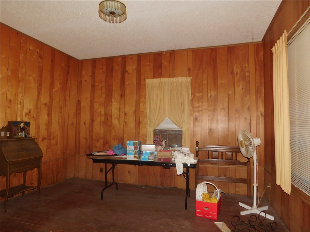 712 East 2nd Street Alice, TX 78332 - Photo 10 of 25 a living room with furniture and a window