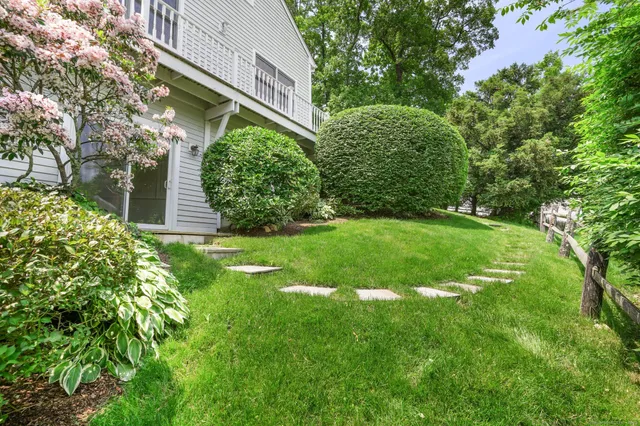 a view of a back yard