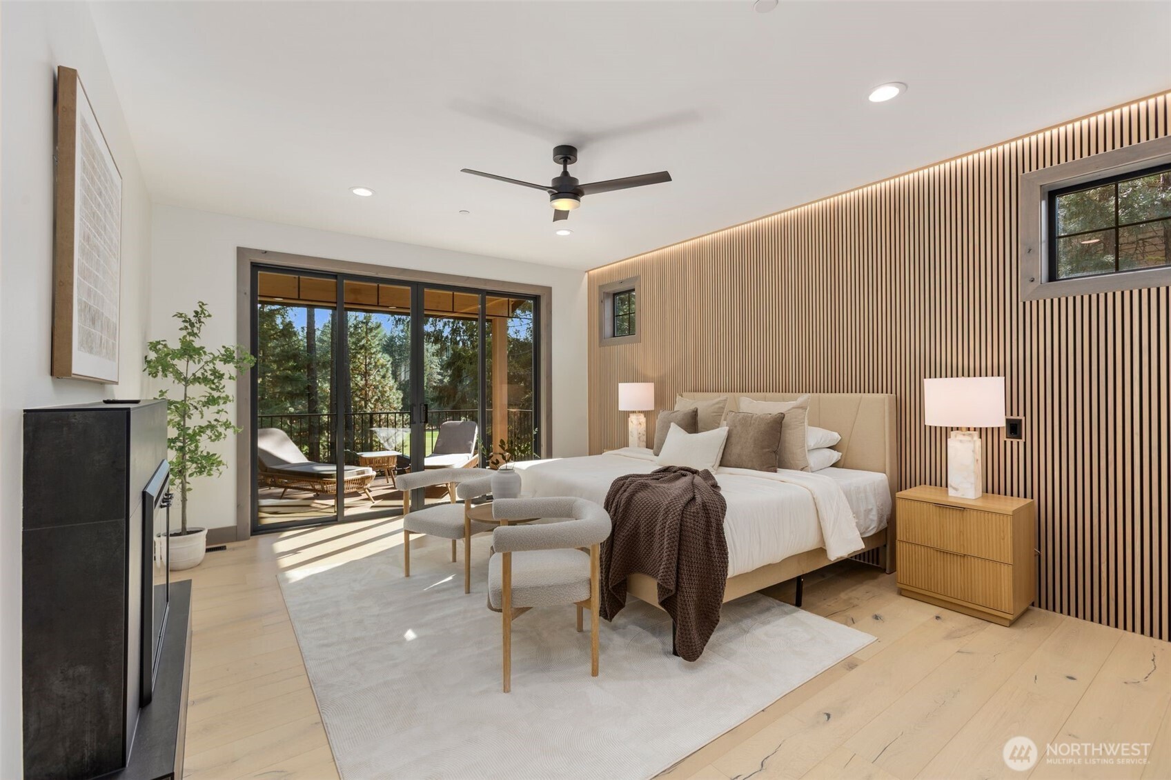 90 Portal Cle Elum, WA 98922 - Photo 18 of 38 a spacious bedroom with a bed and a large window