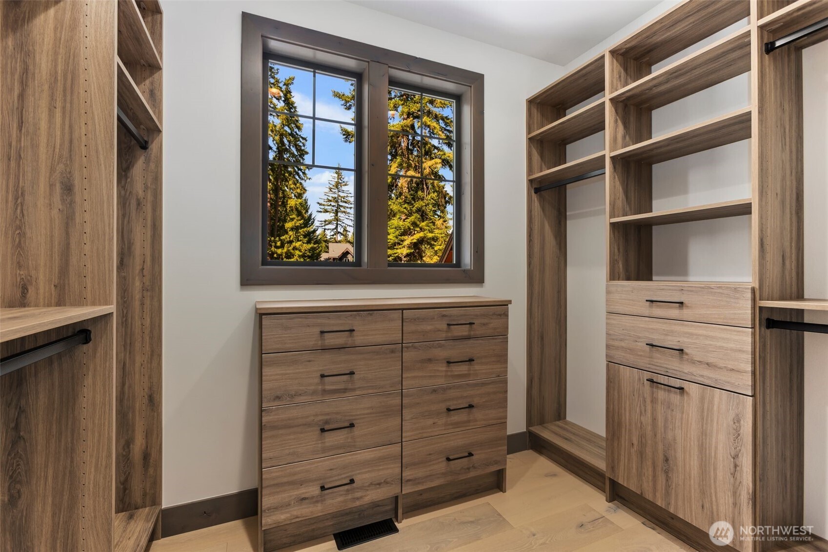 90 Portal Cle Elum, WA 98922 - Photo 24 of 38 a view of walk in closet