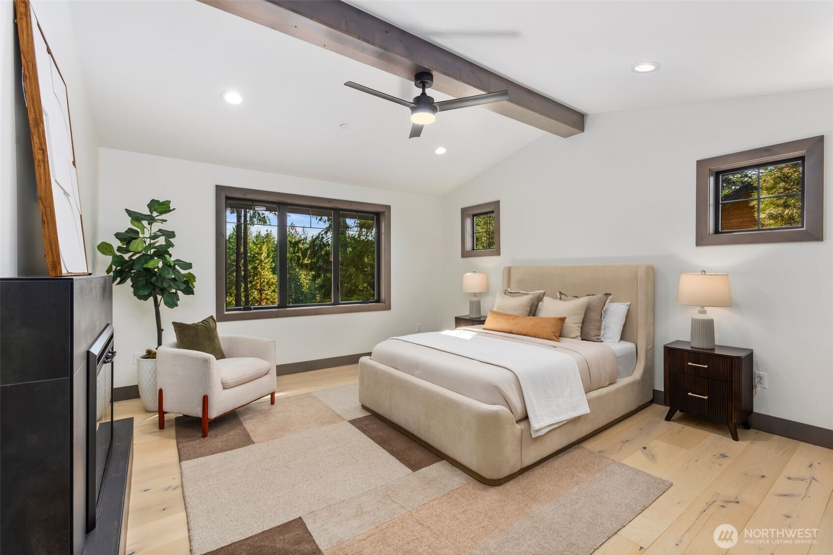 90 Portal Cle Elum, WA 98922 - Photo 25 of 38 a bedroom with a large bed and a window