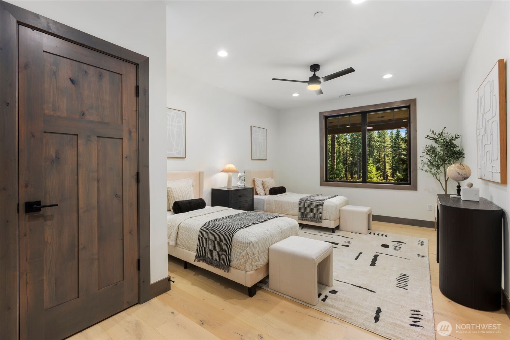 90 Portal Cle Elum, WA 98922 - Photo 32 of 38 a bedroom with bed and a window