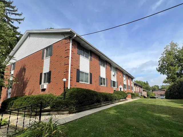 $1,300 | 1321 West Main Street, Unit 307, Lake Geneva, WI 53147