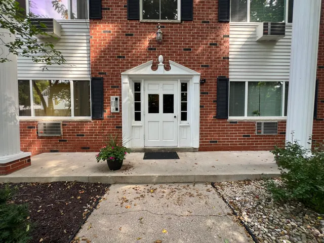 $1,300 | 1321 West Main Street, Unit 307, Lake Geneva, WI 53147