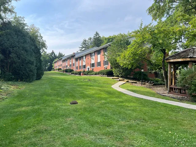 $1,300 | 1321 West Main Street, Unit 307, Lake Geneva, WI 53147