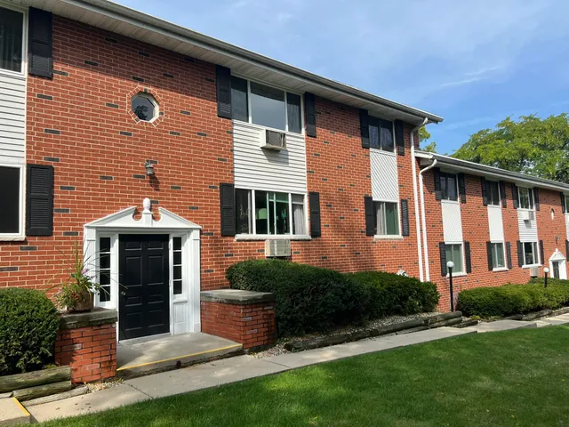 $1,300 | 1321 West Main Street, Unit 307, Lake Geneva, WI 53147