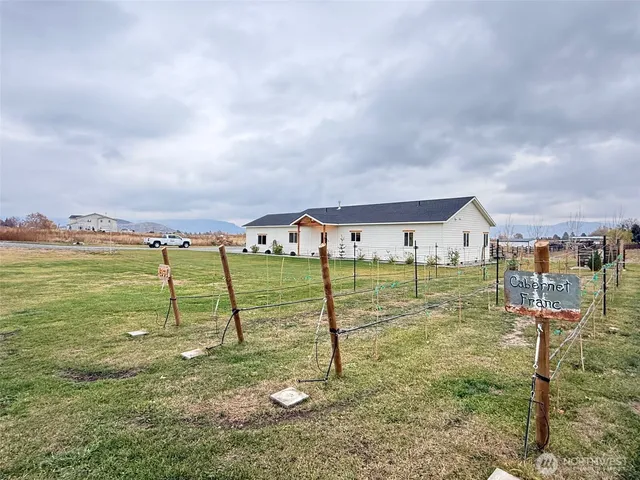 a view of a garden with a area