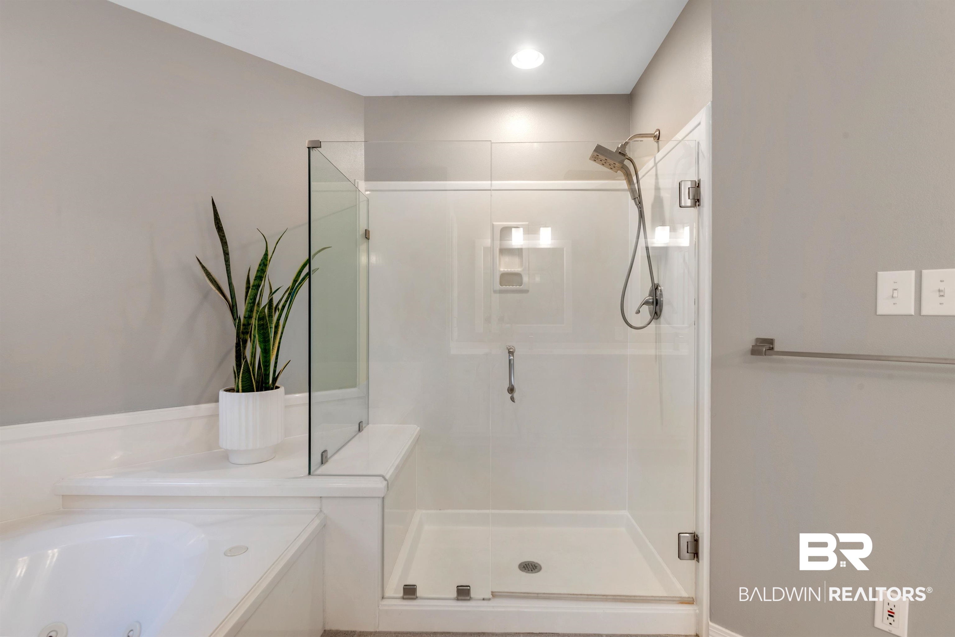 501 Oak Ridge Court West Daphne, AL 36526 - Photo 29 of 50 Main Tub & Shower