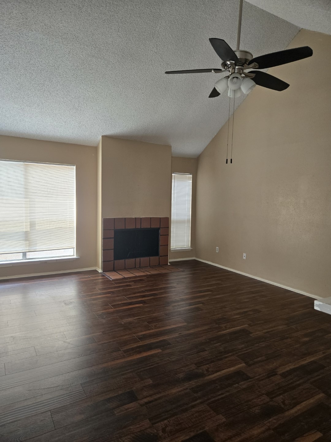 6601 Sands Point Drive, Unit 56 Houston, TX 77074 - Photo 3 of 8 Family Room