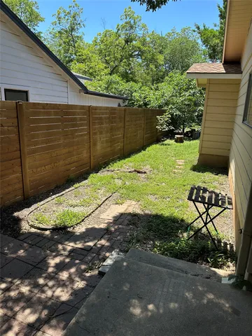 a view of a backyard