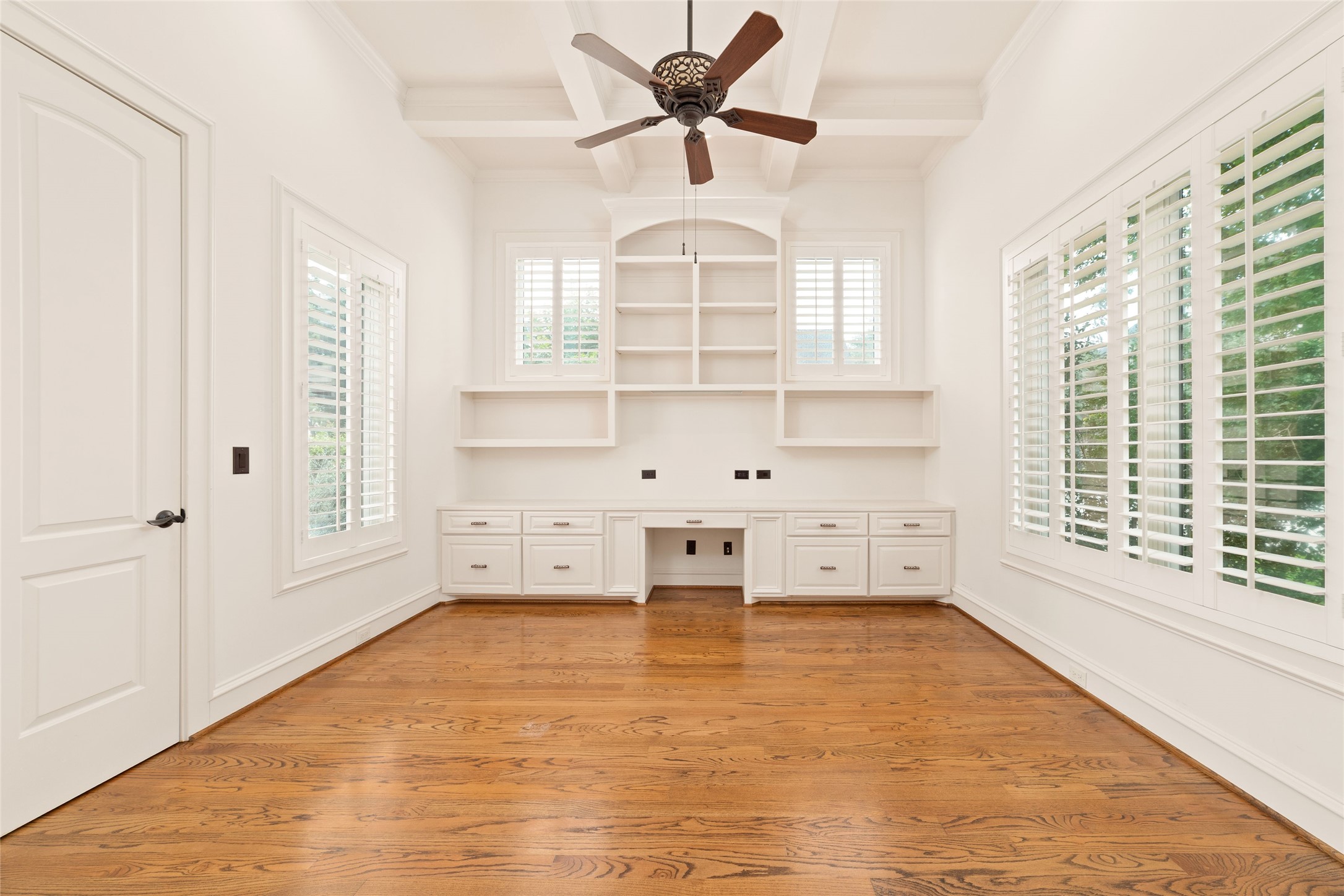 4102 Gramercy Street Houston, TX 77025 - Photo 6 of 35 a view of an empty room with a window