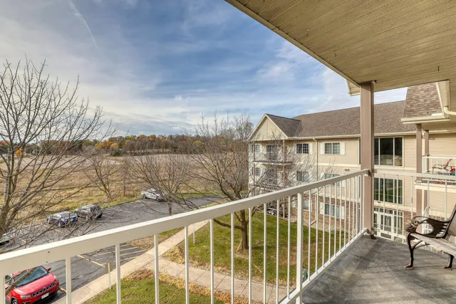 $189,000 | 140 West Commerce Boulevard, Unit 306, Slinger, WI 53086