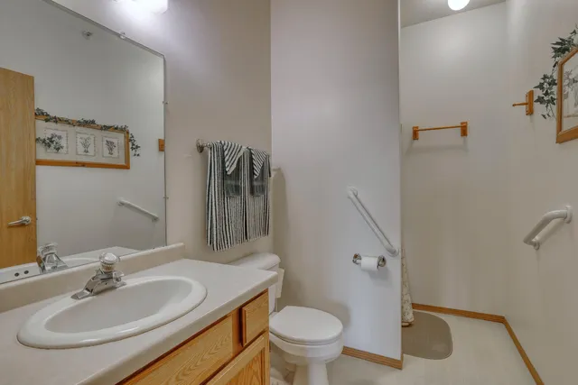 $189,000 | 140 West Commerce Boulevard, Unit 306, Slinger, WI 53086