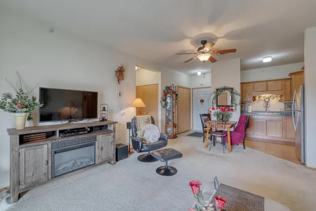 $189,000 | 140 West Commerce Boulevard, Unit 306, Slinger, WI 53086