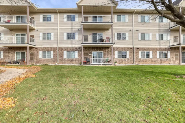 $189,000 | 140 West Commerce Boulevard, Unit 306, Slinger, WI 53086