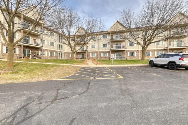 $189,000 | 140 West Commerce Boulevard, Unit 306, Slinger, WI 53086
