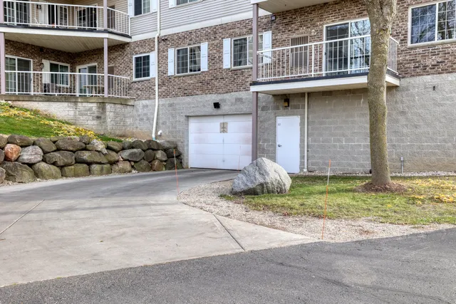 $189,000 | 140 West Commerce Boulevard, Unit 306, Slinger, WI 53086