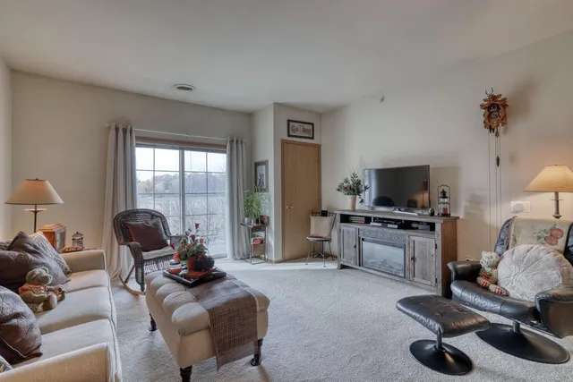 $189,000 | 140 West Commerce Boulevard, Unit 306, Slinger, WI 53086