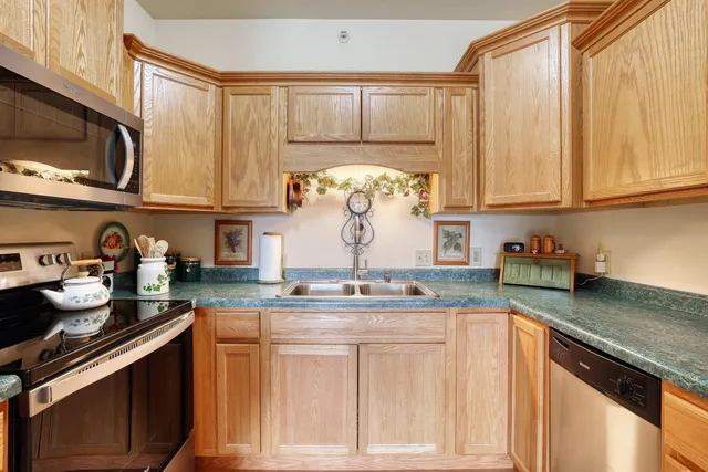 $189,000 | 140 West Commerce Boulevard, Unit 306, Slinger, WI 53086