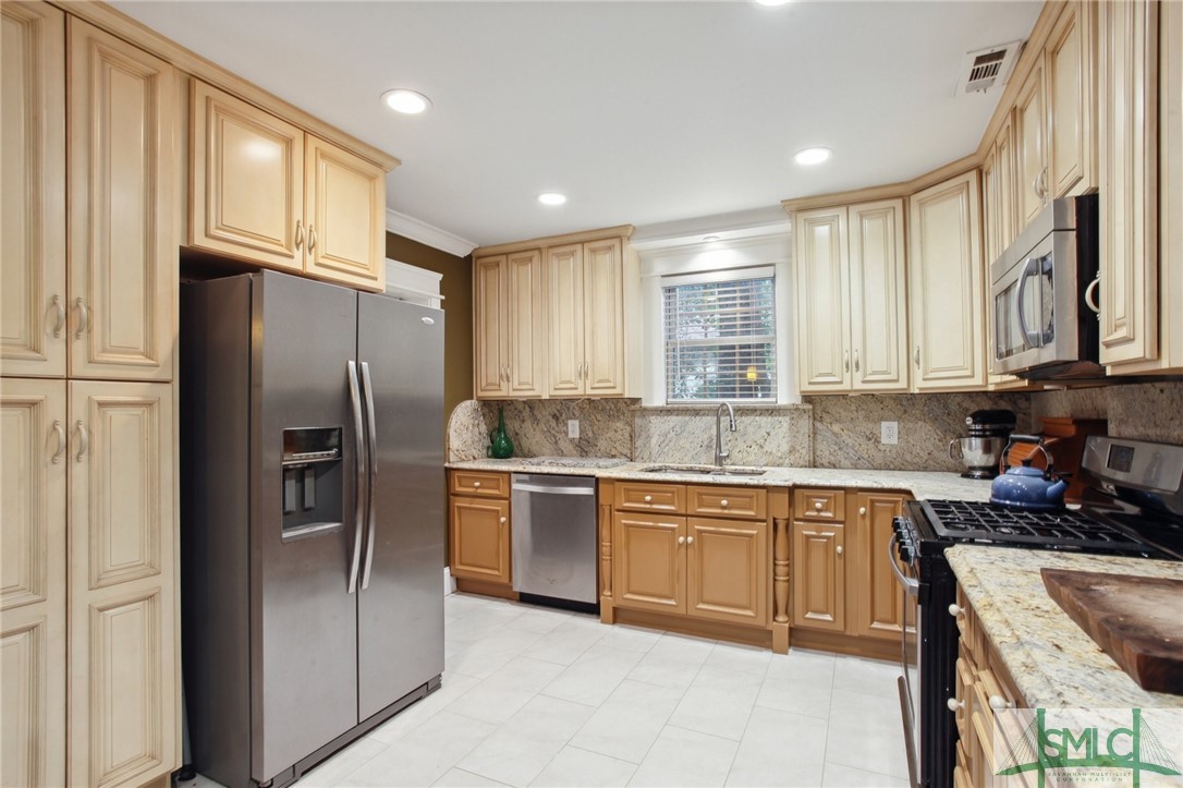502 East 66th Street Savannah, GA 31405 - Photo 8 of 22