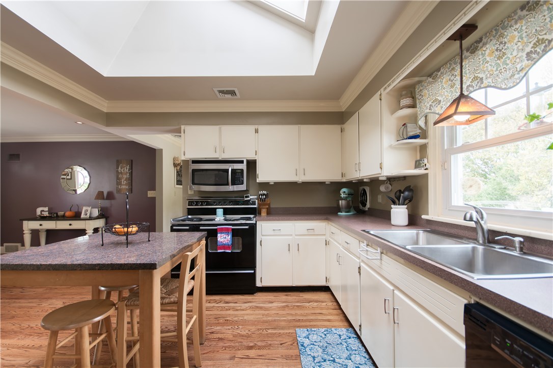 77 Pine Tree Road Portsmouth, RI 02871 - Photo 8 of 40 Gallery Image 8