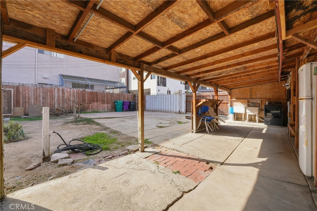 1724 East 10th Street Long Beach, CA 90813 - Photo 19 of 25 a view of a backyard of a house