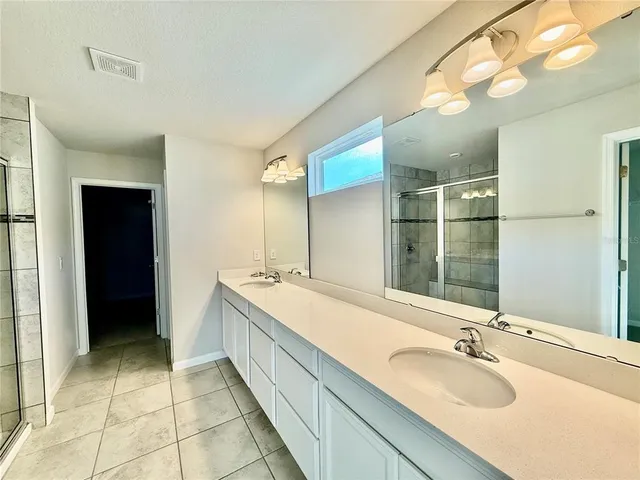 a house that is sitting in the grass