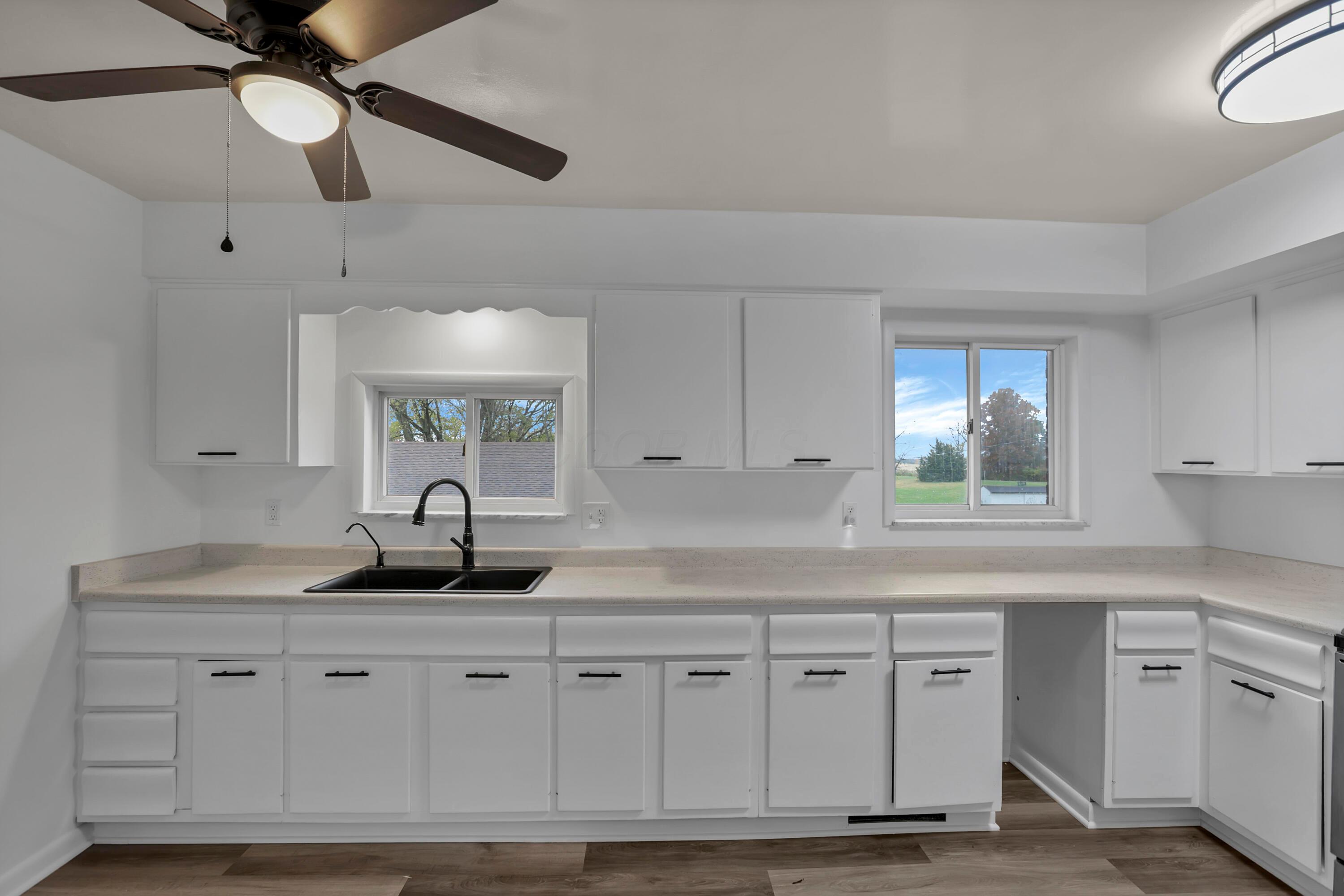 4189 Hayes Road Groveport, OH 43125 - Photo 12 of 41 Kitchen