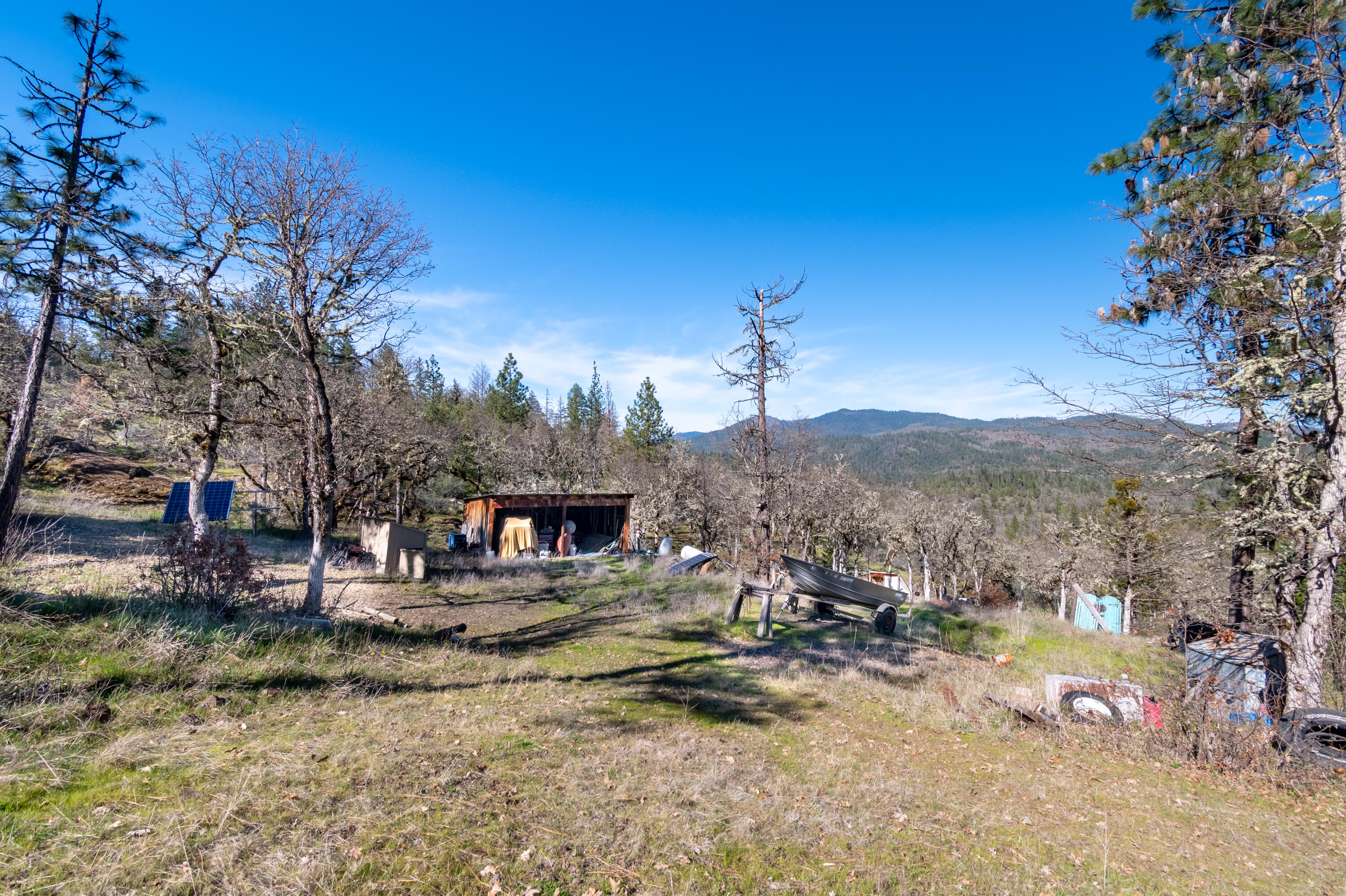 300 Citadel Road Trail, OR 97541 - Photo 21 of 25 a view of a town with mountains in the background