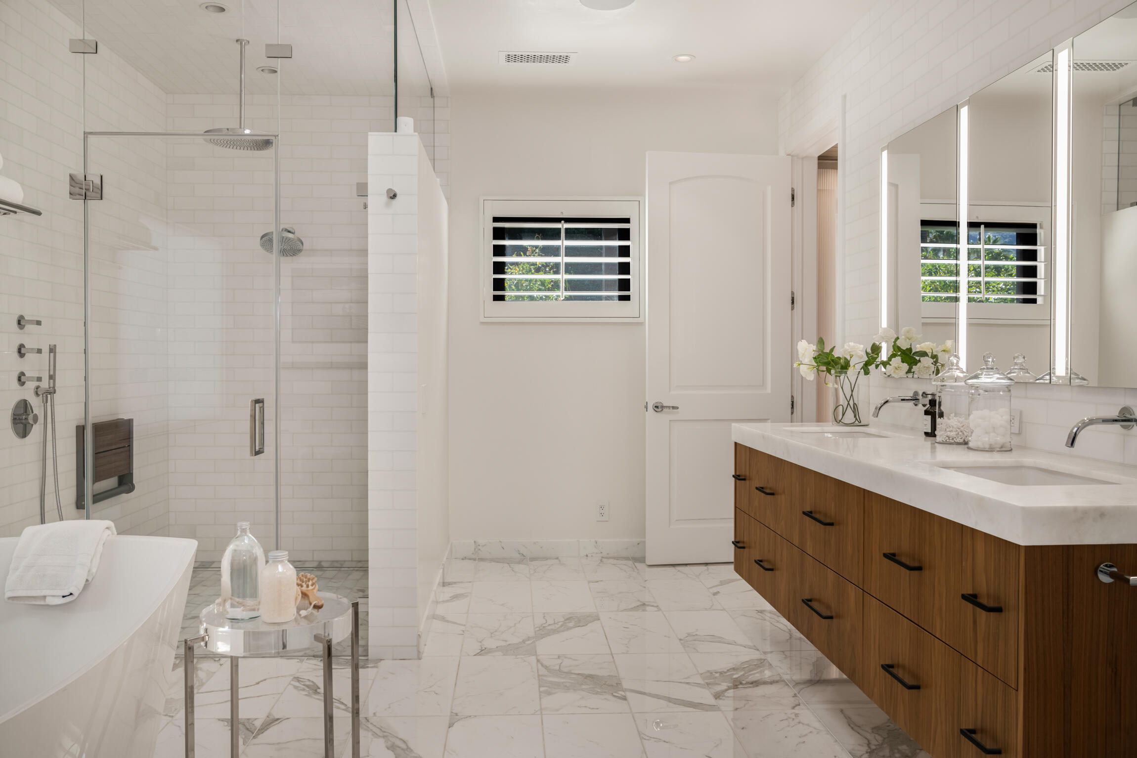 555 West Stevens Road Palm Springs, CA 92262 - Photo 50 of 95 a bathroom with a tub sink and mirror