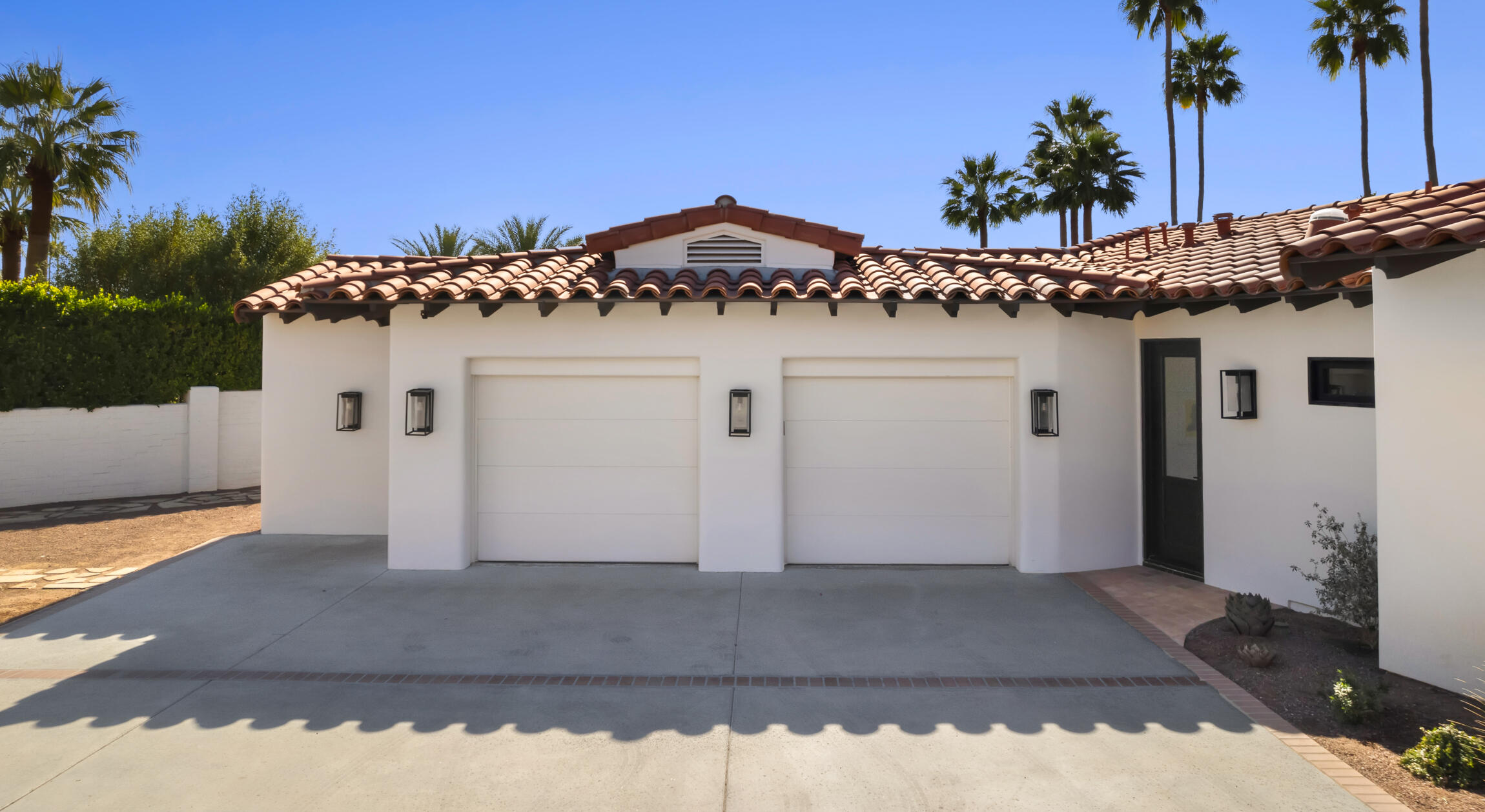 555 West Stevens Road Palm Springs, CA 92262 - Photo 84 of 95 a front view of a house with a yard and garage