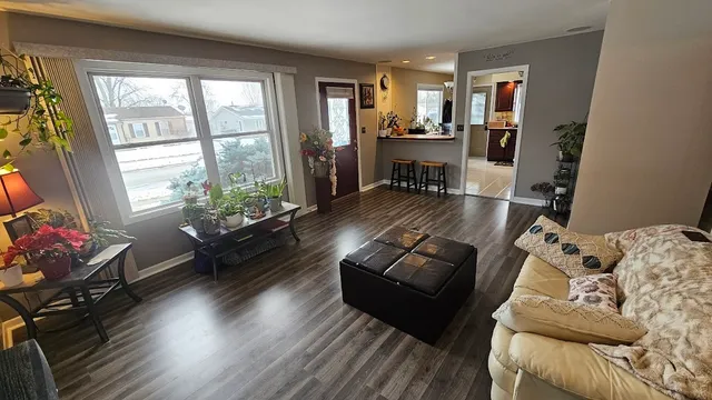 $299,500 | 110 Elm Lane, Streamwood, IL 60107